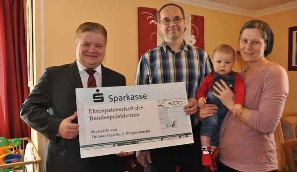 &copy; Stadt Burglengenfeld; B&uuml;rgermeister Gesche &uuml;berreicht den Scheck an Familie Fleischhauer