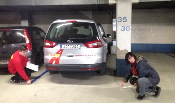 &copy; Charivari, Die Tester des Autoclubs Europa messen die Breite der Parkpl&auml;tze