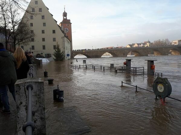 &copy; Hochwasser an der Steinernen Br&uuml;cke am Samstag Nachmittag, charivari p&ouml;