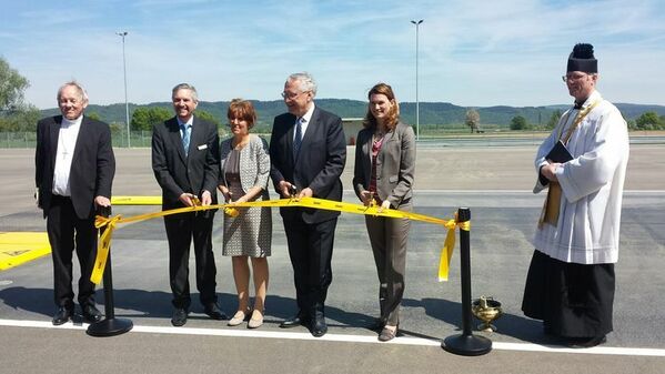 &copy; charivari/v.l.n.r: Pfarrer Klaus Weber, ADAC-S&uuml;dbayern-Pr&auml;sident Gerd Ennser, B&uuml;rgermeisterin Mintraching Angelika Ritt-Frank, Innenminister Joachim Herrmann, Landr&auml;tin Tanja Schweiger, Pfarrer Klaus Beck