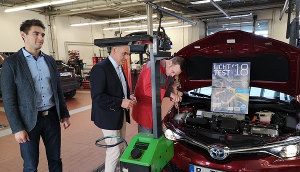 &copy; charivari / Auto beim Licht-Test