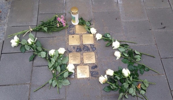 &copy; charivari; Vor der Synagoge wurden Blumen niedergelegt