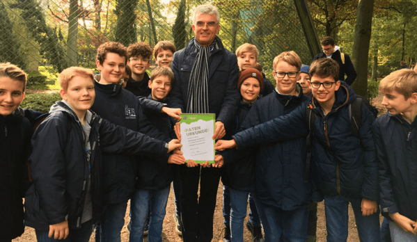 &copy; Simon Wittkowsky/Domspatzen; Domkapellmeister Hei&szlig; und die Domspatzen mit der Patenurkunde