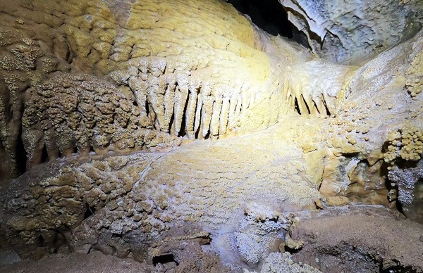 &copy; In der H&ouml;hle: Trocken gefallener Sinterwasserfall mit Kn&ouml;pfchensinterbildungen. Foto: Dr. Klaus Dieter Raum