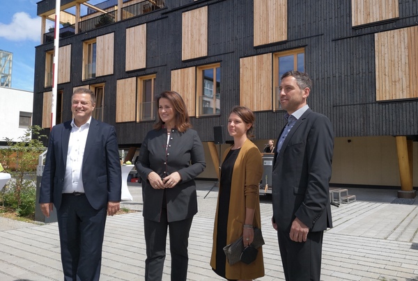 &copy; Jennifer Schaller/charivari