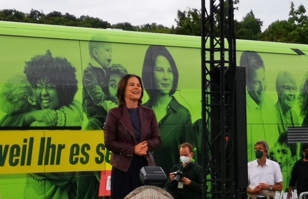 &copy; charivari / js