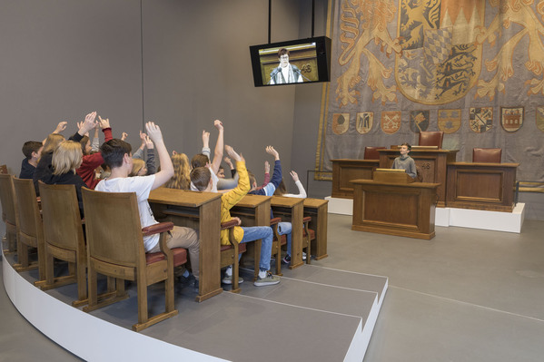 Schülerinnen und Schüler im Landtag, © Haus der Bayerischen Geschichte