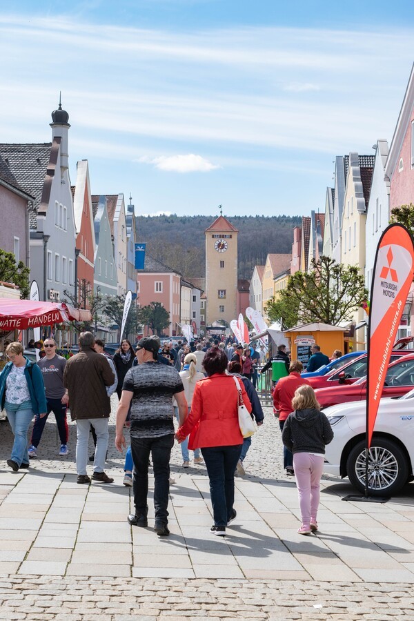 &copy; Verkaufsoffener Sonntag mit Autoschau - Foto: Lena Plapperer