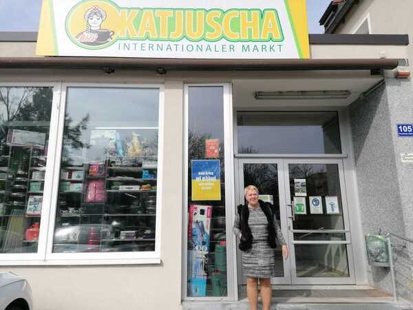 © Anna Gammel vor ihrem Regensburger Laden "Katjuscha"