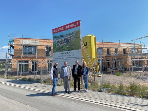© Zum Bild 1: Investor Ehrenreich, Bürgermeister Beer, Kämmerer Beer und Kinderhausleiterin Karl (von links) bei der Baustelle des Kinderhauses. (Foto: Thomas Stegerer, Stadt Teublitz)