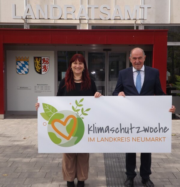 © Klimaschutzmanagerin Kathrin Kimmich und Landrat Willibald Gailler präsentieren das Logo der Klimaschutzwoche