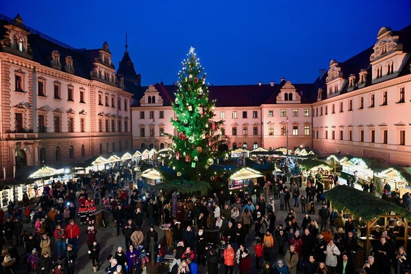© Der Blick vom Schloss-Balkon auf den Romantischen Weihnachtsmarkt im Innenhof des Schloss Thurn und Taxis (Foto: Hans-Christian Wagner)