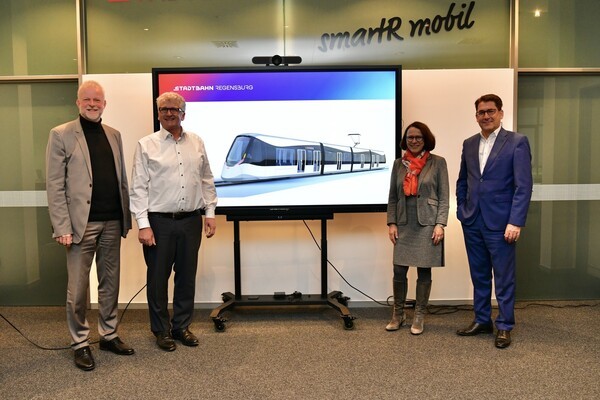 &copy; Bild von Tino Lex // BU v.l.n.r.: Frank Steinwede, Leiter strategische &Ouml;PNV Planung bei das Stadtwerk.Mobilit&auml;t, Thomas Feig, Leiter Amt f&uuml;r Stadtbahnneubau, Gertrud Maltz-Schwarzfischer, Oberb&uuml;rgermeisterin der Stadt Regensburg, Manfred Koller, Gesch&auml;ftsf&uuml;hrer das Stadtwerk.Regensburg