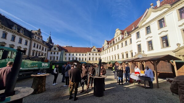 &copy; charivari // Vorbereitungen zum diesj&auml;hrigen Romantischen Weihnachtsmarkt im Innenhof von Schloss Thurn und Taxis laufen