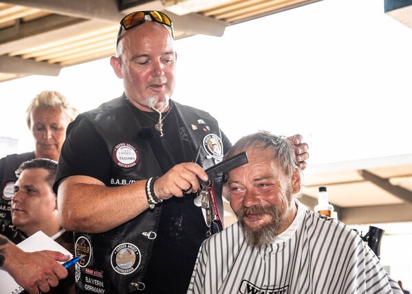 &copy; Alexander Andres