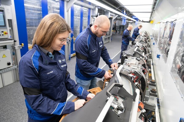 &copy; Die Cockpitfertigung im BMW Group Werk Wackersdorf hat sich einen wichtigen Folgeauftrag zur Produktion von Instrumententafeln gesichert. Bild: BMW Group