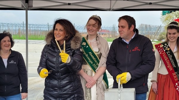 &copy; charivari / Hegele