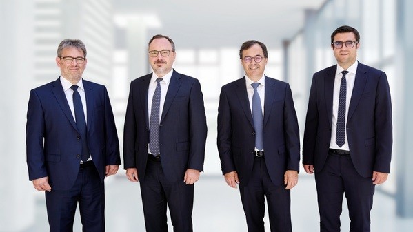 &copy; Die Vorst&auml;nde der Volksbank Raiffeisenbank Regensburg-Schwandorf eG: Michael K&ouml;stler, Andreas Mann, Vorstandssprecher Wolfgang V&ouml;lkl, Mathias Semmelmann, (von links nach rechts). Foto: Rainer Fleischmann