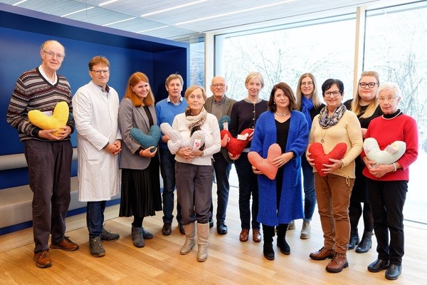&copy; Der Patientenbeirat des CCCO nimmt die Herzkissen von Vertreterinnen des KDFB Kelheim-Affecking in Empfang.  &copy; UKR/Johannes Beutler