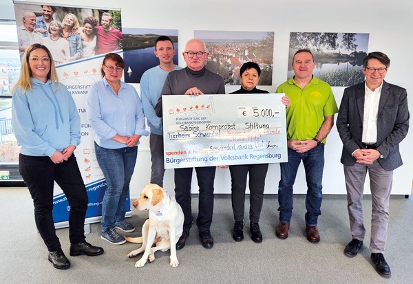 &copy; v.l.n.r.:  Sandra  Polan,  Gabi  Feneberg,  Martin  Schneider  und  Hund  Lizzy  (Verein  f&uuml;r  helfende  Hunde  e.V.),  Ludwig  und  Marga  Kornprobst,  Volker  Olbrich  (Tierheim  Schwandorf)  und  G&uuml;nther Winkler (Beauftragter B&uuml;rgerstiftung der Volksbank Reg	 ensburg).