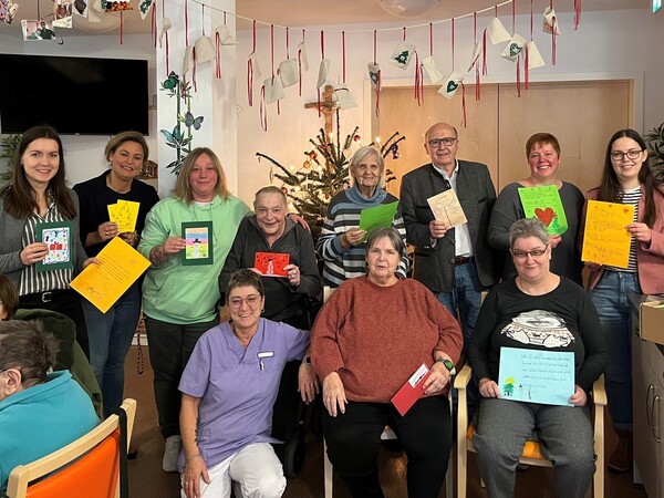 &copy; &Uuml;bergabe an das Vitalis Seniorenheim Kelheim: Zusammen mit Julia K&ouml;rndl (rechts) und Franziska Neumeier (links) &uuml;bergab Landrat Martin Neumeyer (4.v.r.) die &bdquo;Weihnachtpost mit Herz&ldquo; pers&ouml;nlich an die Bewohner des Vitalis Seniorenzentrums Kelheim. (Quelle: Julia K&ouml;rndl, Landratsamt Kelheim)