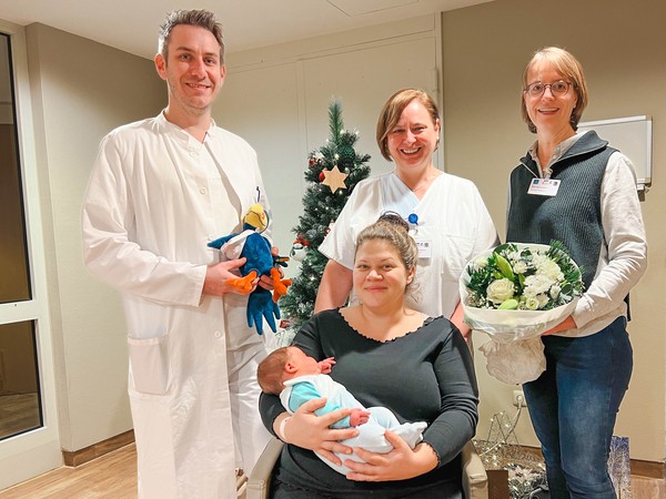 &copy; (Foto: Andreas Hofmeister) Im Bild v.l.n.r.: Dr. Maximilian Rauh, Leitender Oberarzt Geburtshilfe, Brigitte Bauer mit Anton, Karin Grunwald-Bauer, Stationsleiterin, Eva Juraschko, Leitende Hebamme