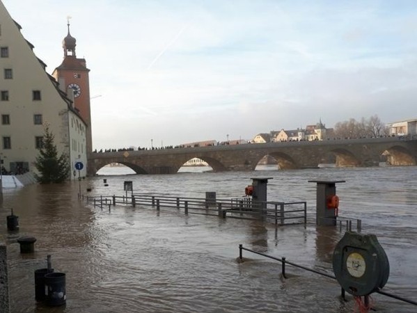 © Hochwasser an der Steinernen Brücke am Samstag Nachmittag, charivari pö