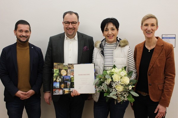 &copy; v. links n. rechts: Hauptamtsleiter Andreas M&uuml;ller, 1. B&uuml;rgermeister Dr. Bernhard Resch, Renate Plank und Abteilungsleiterin Katrin Koller-Ferch.