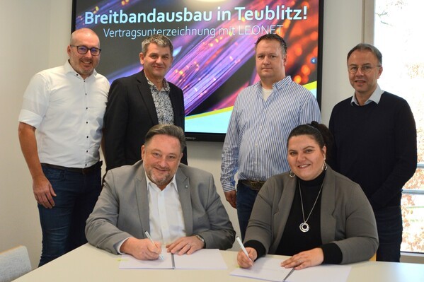&copy; Thomas Stegerer, Stadt Teublitz; B&uuml;rgermeister Thomas Beer (sitzend links) und LEONET Kommunalbetreuerin Sandy Hutter (sitzend rechts) unterzeichnen im Beisein von Breitbandpate Thomas Grundstein, Gesch&auml;ftsleiter Franz H&auml;rtl, Breitbandberater Eduard Maier und LEONET Projektleiter Vertrieb Kay Roehle (stehend, v.l.n.r.) den Kooperationsvertrag