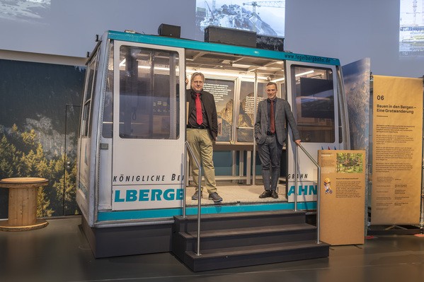 &copy; Bild: Haus der Bayerischen Geschichte (Dr. Richard Loibl, Direktor des Hauses der Bayerischen Geschichte und Projektleiter Dr. Andreas Kuhn in der Gondel der Tegelbergbahn)