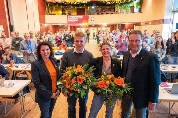 © Die ersten Gratulanten waren ÖDP-Europaabgeordnete Manuela Ripa (links) und der bayerische Europa-Spitzenkandidat Dr. Michael Stöhr (Foto: ÖDP)