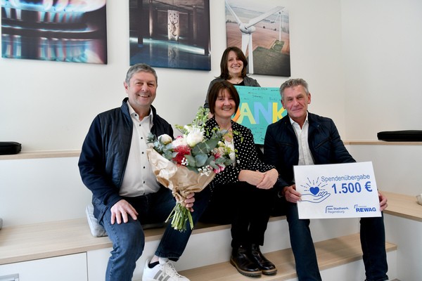 Reinhard Brandl (links) und Thomas Kleinert (rechts) &uuml;bergaben den Scheck an Schulleiterin Dr. Birgit Meir (mittig) und Eva B&uuml;ttner (hinten) vom Sonderp&auml;dagogischen F&ouml;rderzentrum Neutraubling., &copy; REWAG; Fotograf: Tino Lex