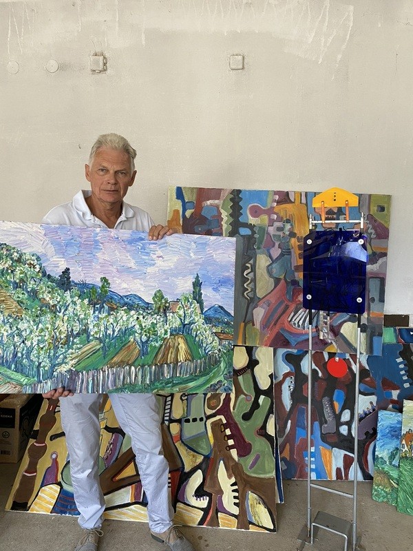 &copy; Vors. W. Pfeiffer mit einem der Weinmannwerke; B&uuml;rgerstiftung Region Neumarkt