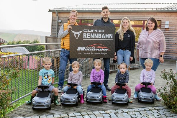 v.l.n.r.: B&uuml;rgermeister Florian Adam, Dominik Fruhmann Berger zusammen mit seiner Frau Marie, Krippenleitung Monika M&uuml;hlbauer, &copy; MM-Creative-Fotos