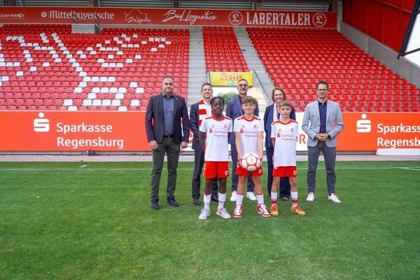 Sparkasse Regensburg bleibt dem Jahn als Sponsor erhalten, &copy; Foto: Liedl / SSV Jahn