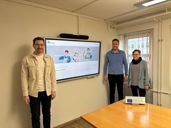 &copy; &Uuml;ber den Start der Online Belehrung nach dem Infektionsschutzgesetz freute sich der Leiter des Gesundheitsamtes Cham Dr. Benedikt Knon zusammen mit Helga Bachmeier-Traurig, stellvertretende Leiterin und Stefan Weing&auml;rtner, Digitalisierungsmanager. (Quelle: Gesundheitsamt Cham)