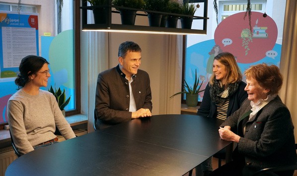 &copy; Monika Hummel; V.l.n.r.: Stadtr&auml;tin Eva Widmann, Erster  B&uuml;rgermeister Thomas Memmel, Monika Weber und Stadtr&auml;tin Ursula Brandlmeier.