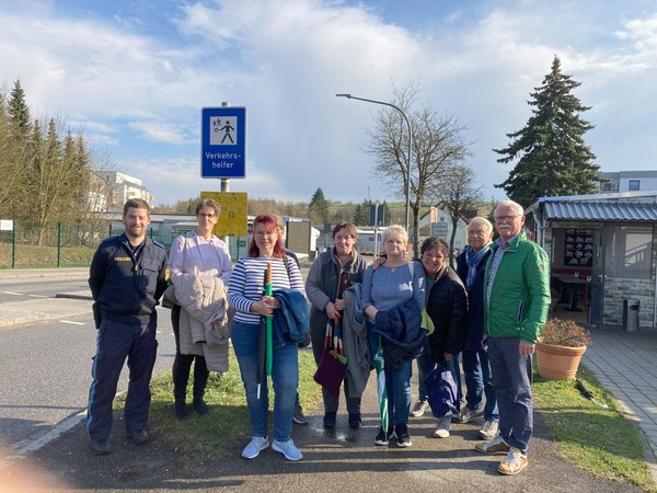 &copy; &copy; Die Bad Abbacher Schulweghelfer mit Polizei-Hauptmeister Andreas Ottwodi von der PI Kelheim (l.) und der 3. B&uuml;rgermeister Reinhold Meny (r.) / Foto: Michaela Glatzel Die Bad Abbacher Schulweghelfer mit Polizei-Hauptmeister Andreas Odvody von der PI Kelheim (l.) und der 3. B&uuml;rgermeister Reinhold Meny (r.) / Foto: Michaela Glatzel