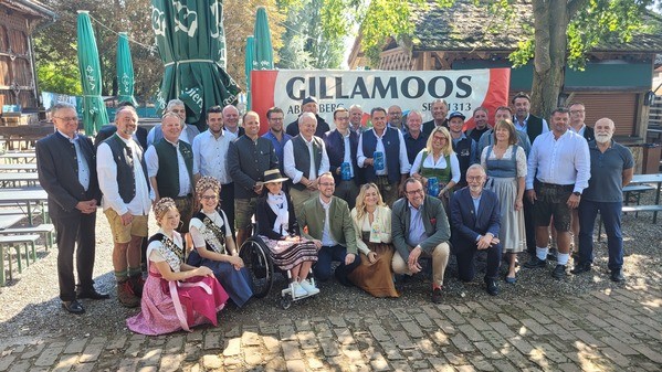 &copy; charivari / Hegele