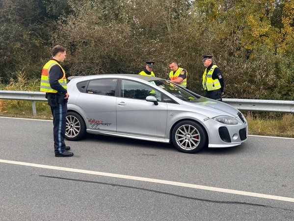 &copy; Further Polizisten kontrollieren gemeinsam mit der tschechischen Polizei / Foto: Polizeiinspektion Furth im Wald