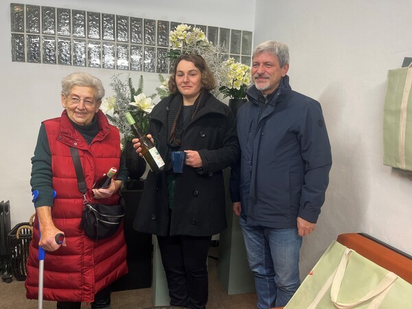 © Bgm Bauer überreicht eine Flasche LGS-Wein an die beiden häufigsten Besucherinnen; Heidi Wolf