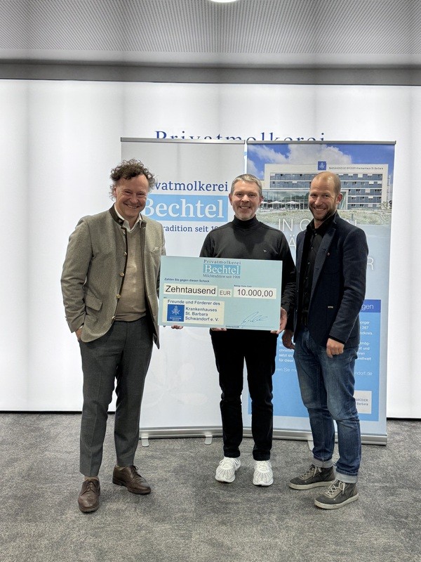 © Geschäftsführer R. Guhl überreicht den Scheck an der Krankenhaus-Förderverein; Privatmolkerei Bechtel