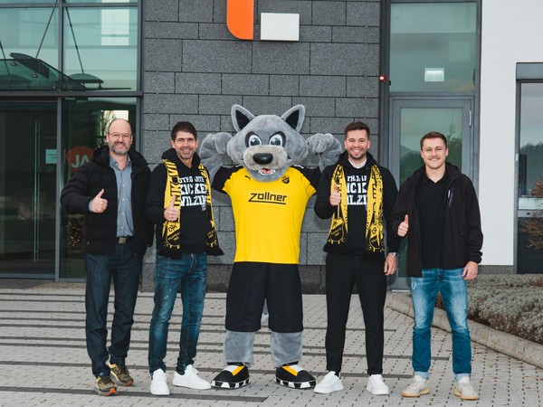 &copy; Gemeinsam blickt die Gesch&auml;ftsf&uuml;hrung der Werner R&auml;dlinger Gruppe mit Werner R&auml;dlinger und Andreas Kordick positiv in die Zukunft, &uuml;ber die Vertragsverl&auml;ngerung freuen sich von Seiten der DJK Vilzing Maskottchen Vilzi, Leistungstr&auml;ger Thomas Haas und 2. Abteilungsleiter Stefan Schmidbauer (Foto: DJK Vilzing)