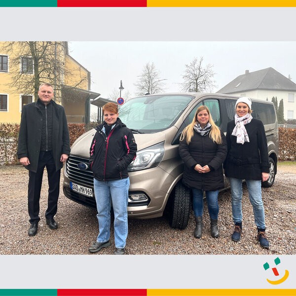 &copy; Bgm Seidl, M. Wolf , J. Stegerer (Fahrerin des MaxMobils) , R. Federer (Seniorenbeauftragte) vor dem Stadtbus, der ab 8. Januar 2026 als &raquo;MaxMobil&laquo; unterwegs ist; Andrea Ederer