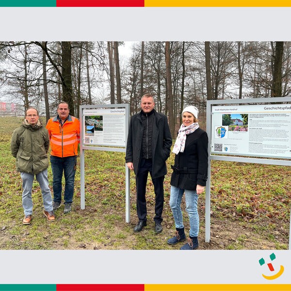 &copy; Archivar Dr.  Barth, Bauhofleiter  Heider, Erster B&uuml;rgermeister  Seidl und Stadtmitarbeiterin  Federer begutachten die Tafeln des Geschichtspfads (von links); Andrea Ederer