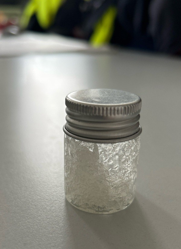 &copy; Bild: Hauptzollamt Regensburg - sichergestelltes Crystal Meth im Schraubglas