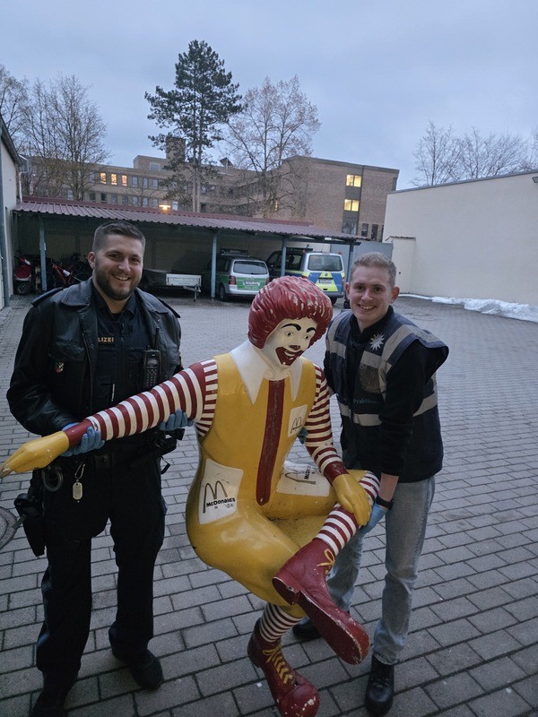 &copy; PI Schwandorf, PHMin Wexler ; Ronald McDonald, mit PHM Fischer und PK-Anw. Baier