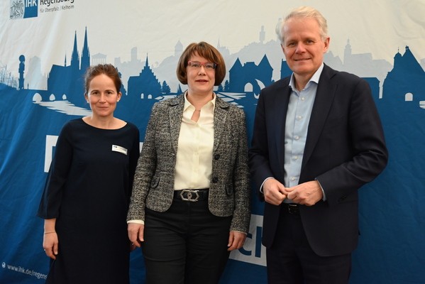 &copy; Dominique Mommers, IHK-Abteilungsleiterin International (l), Edda Wolf, Germany Trade & Invest (GTAI) und Thomas Hanauer, Vors. Ausschuss International der IHK Regensburg (r) / Foto: IHK