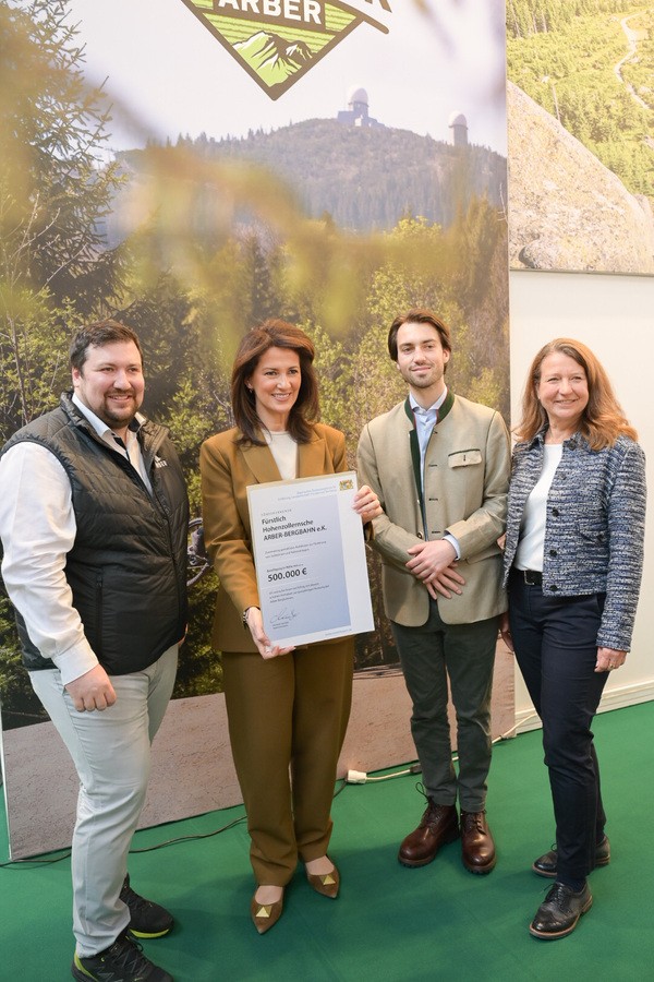 &copy; Ministerin Kaniber, Betriebsleiter T.Eckl, Prinz v. Hohenzollern u. B.Preisnitz Verband deutscher Seilbahnen; Pia Regnet/ StmMELF