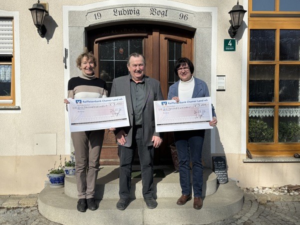 &copy; M. J&auml;ger-Spiegler, Ludwig Vogl und A. L&ouml;ffler bei der Spenden&uuml;bergabe; Pressestelle Landkreis Cham